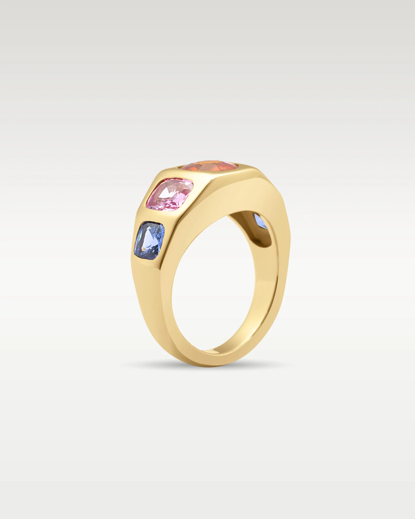 18k Yellow Gold Sunset Sapphire Gypsy Ring - Image 2
